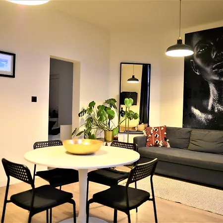 Sleep - Black And White Modern Flat With Cityview